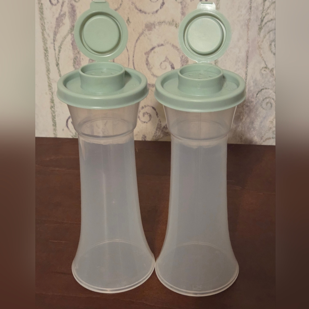 TUPPERWARE LG SALT & PEPPER SHAKERS NWT
